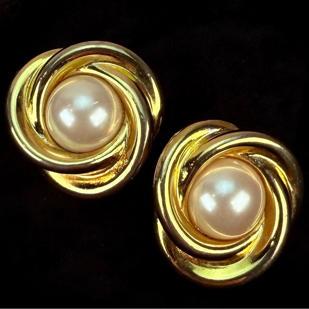 Beautiful vintage, goldtone, faux pearl Cookie Lee signed clip on earrings - Picture 6 of 8